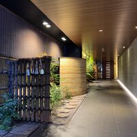 大通りに面した入り口