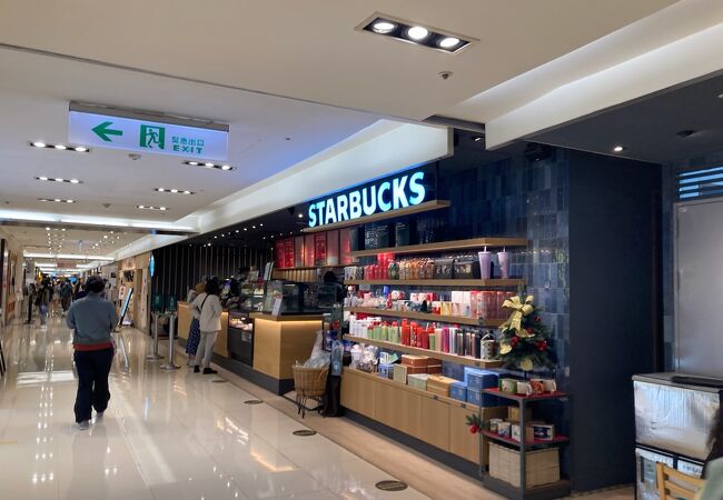 スターバックス台北駅店。