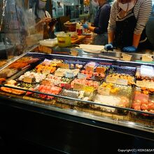 指さしで選んでお寿司をタッパに入れてくれます。