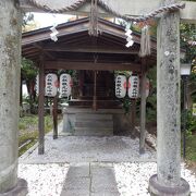 京都御苑内にある神社で古い歴史の御苑から見ると違和感がある