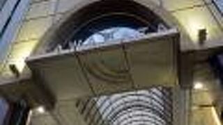 地下鉄の中洲川端駅のすぐ上にあるきれいなアーケードのある商店街です