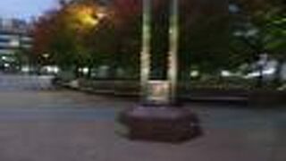 川端通り商店街の左側にあるる大きな公園です