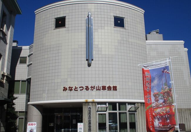 敦賀まつりの豪華な山車が展示されています