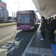2両連結のバスで乗降口が3カ所あり、3カ所ごとに別に並ぶようになっています。