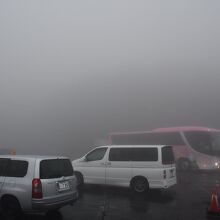 外は霧で真っ白でした。