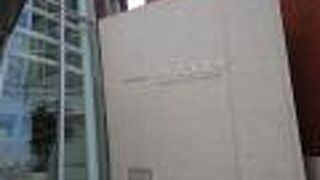 一階部分にはおしゃれなカフェもあるビル