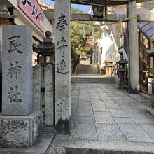 こちらが鳥居。参道が続きます。