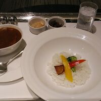 ルームサービスのビーフカレー、カットステーキがカレーの中に