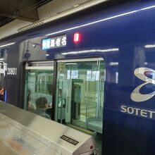 イメージカラーの濃紺色が定着か