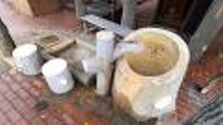 万世閣の南にあります！