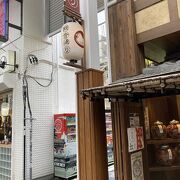 浅草寺近くの商店街です。