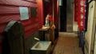 ビルとビルの間にお馴染みの狐が