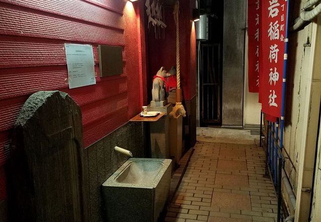 ビルとビルの間にお馴染みの狐が