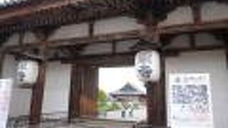 重要文化財の指定を受けている京都駅側の門