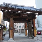 JR博多駅に近い寺社の集まる地域にある素晴らしい門です。