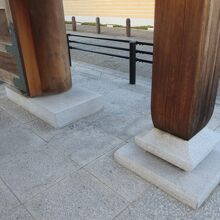 博多千年門の柱脚はユニークな形です。