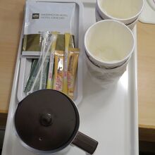 お茶もコーヒーも2つずつとなっとります。