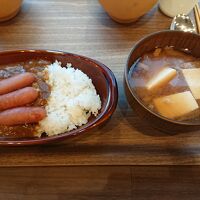 朝食バイキング(ウインナーカレーとお味噌汁)