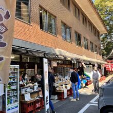 駐車場前の土産物屋