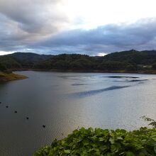 ダム湖（田瀬湖）の風景