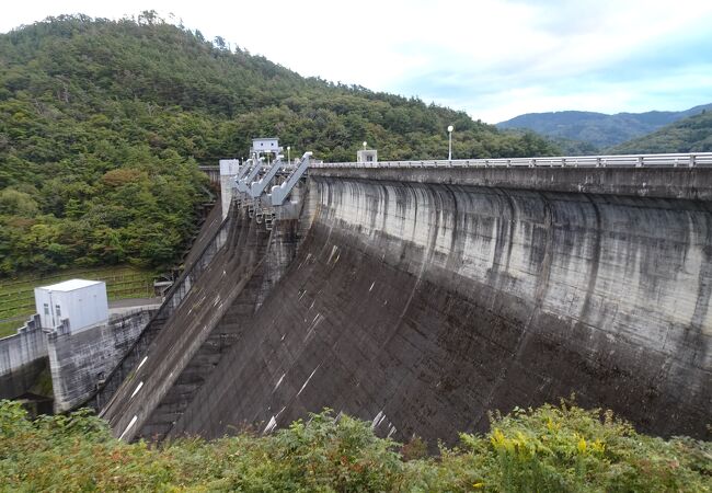 苦難の末に竣工した歴史あるダム （田瀬ダム） 