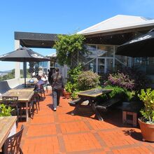 この日のテラス席は日差しが強すぎて目が痛かったので…、