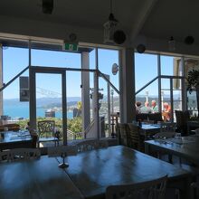 …私は屋内席へ。屋内席でも窓側だと景色が楽しめます。