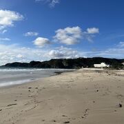 砂丘のような白砂の海岸