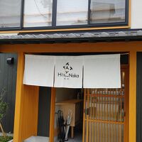 ゲストハウスの入口。各自外鍵を閉めて外出する