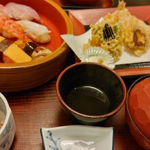 寿司＋天ぷらの定食。これで2200円は安い
