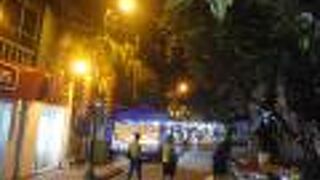 ぽつぽつとナイトバザールが開かれていた