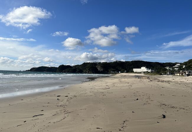 砂丘のような白砂の海岸