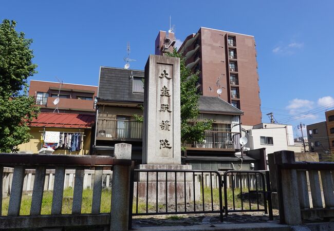 住宅街に突如現れる巨大な石碑