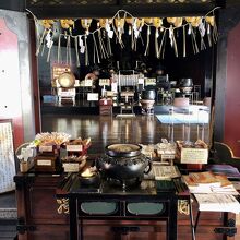 本堂の中はまとも