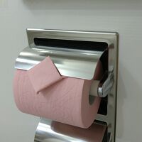 トイレットペーパーがピンク