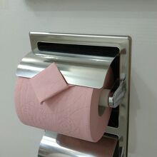 トイレットペーパーがピンク