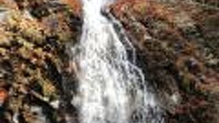 日塩もみじラインの道路脇で、駐車場もあります