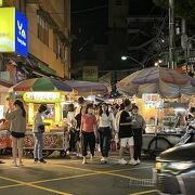 規模は小さいが人気店が多く混雑