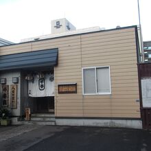 隣の寿司屋とツタの外壁