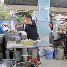 大きな寸胴でスープを炊いています