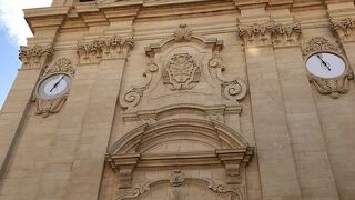 狭い路地を進んで行くと