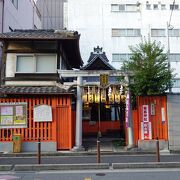 コンパクトながら目立つ神社