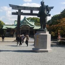 大阪城の方を向いて豊臣秀吉の銅像が立っています
