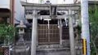 鳥居には「紅梅殿」と記されていました