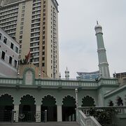 ドンコイ通りから少し入るとモスクがあります。