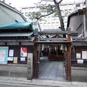 綾小路通り沿いにある小さな神社