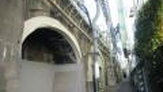 高架橋下には店舗はありません