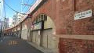 カーブした美しい高架橋です