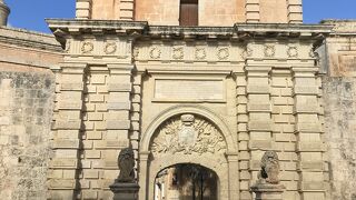 バス停からすぐ