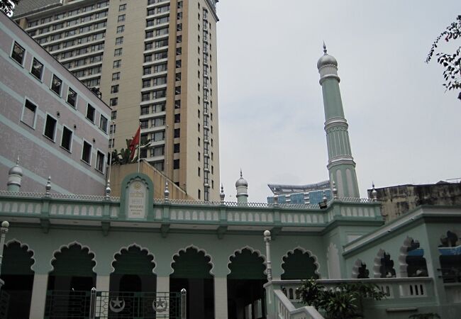ドンコイ通りから少し入るとモスクがあります。
